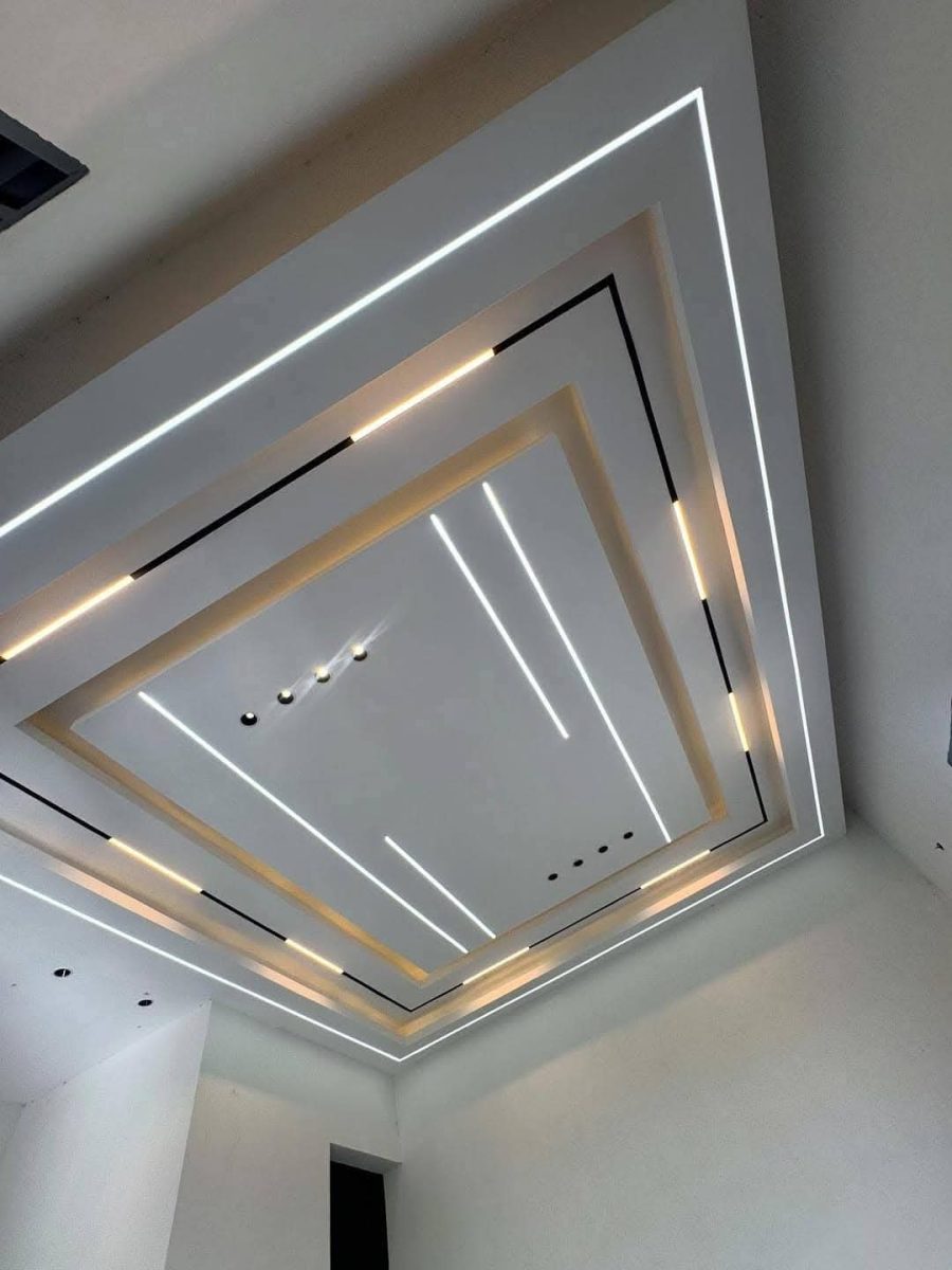 Faux plafond à cadres concentriques et lignes lumineuses LED