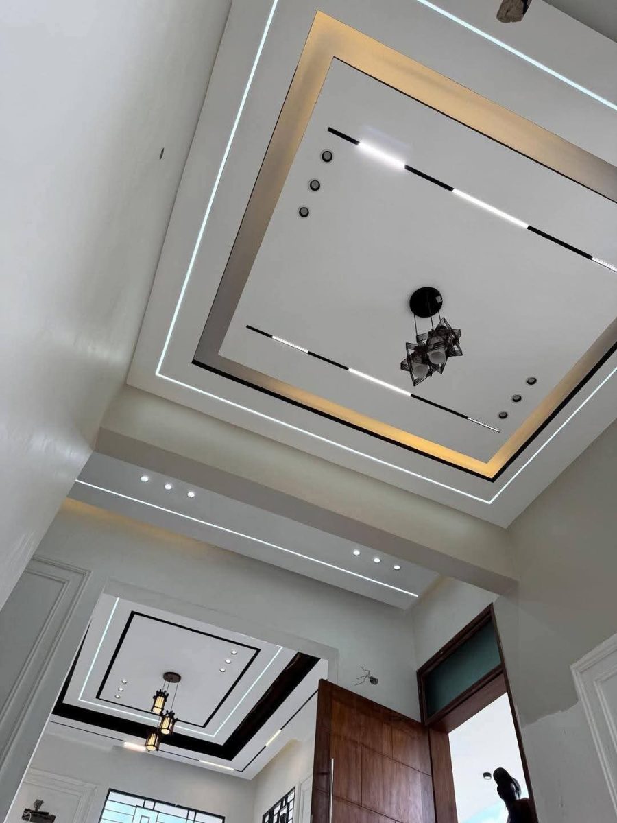 Grand faux plafond à cadres concentriques LED et suspension étoilée