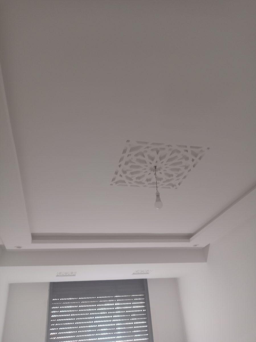 Faux plafond blanc à médaillon losange ajouré moucharabieh