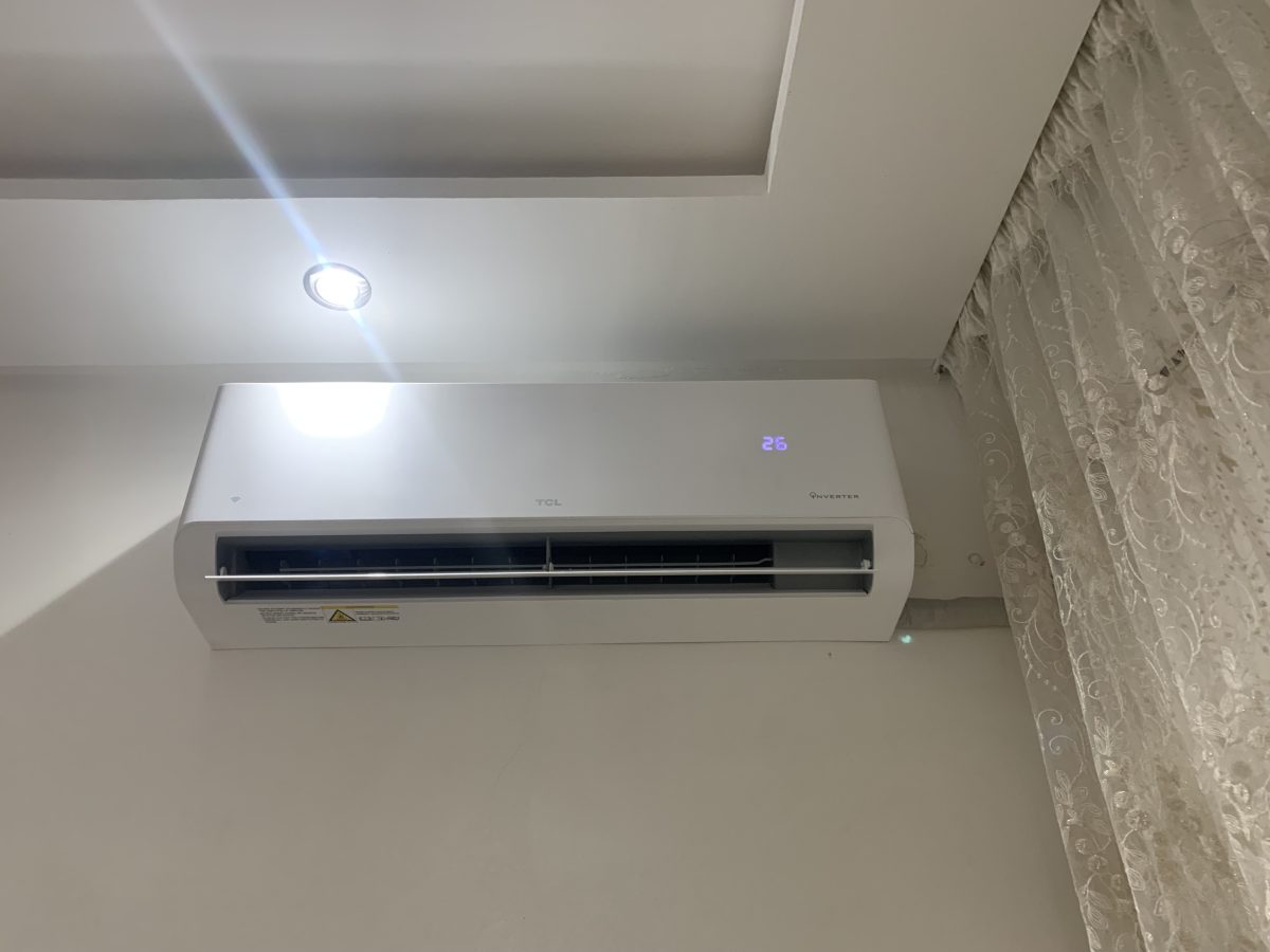Climatiseur mural split installé sous un faux plafond