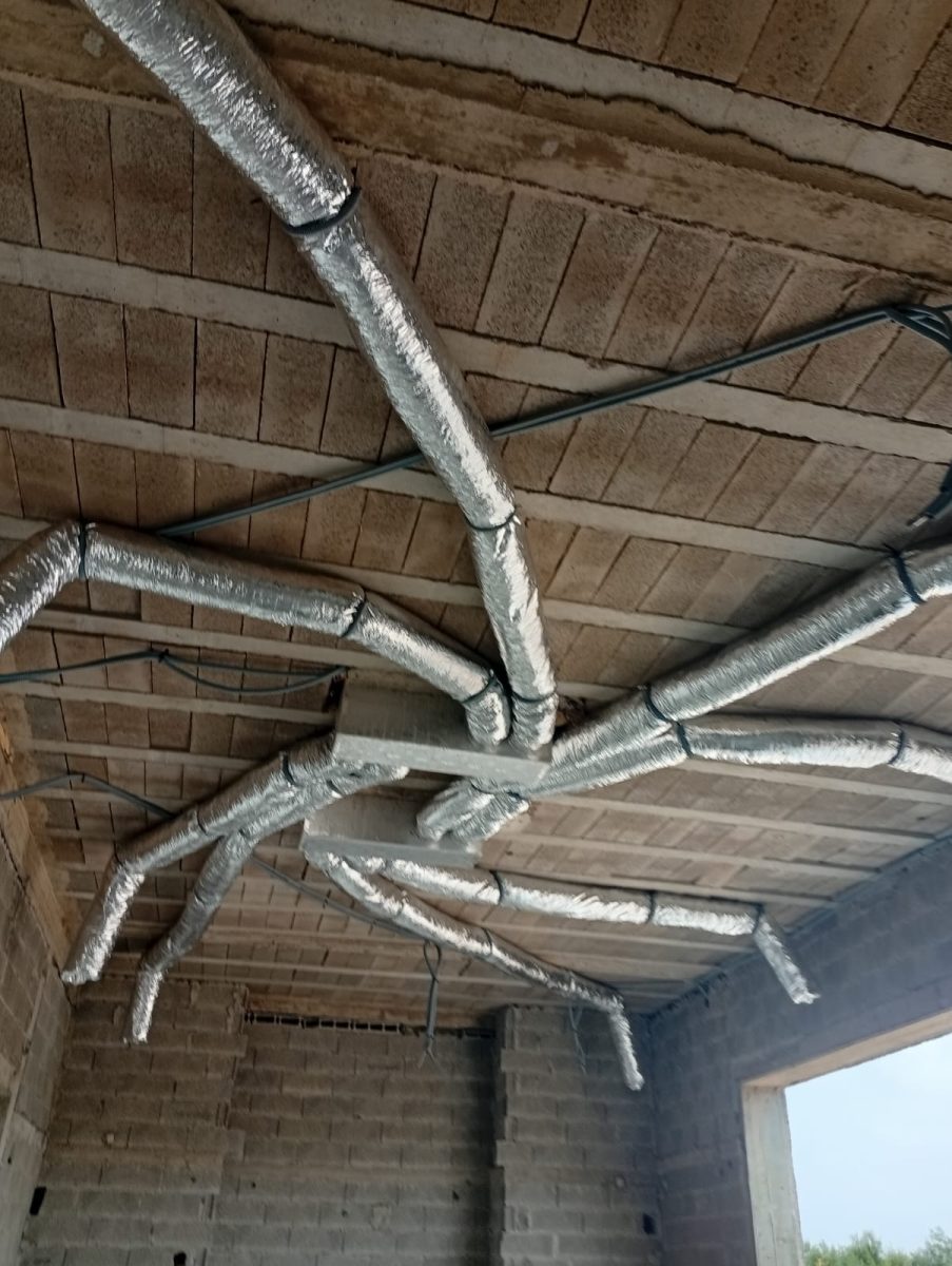 Réseau de gaines isolées de climatisation gainable sous dalle