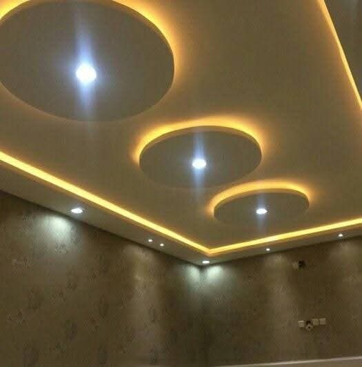 Faux plafond gris à trois disques encastrés à gorge LED jaune