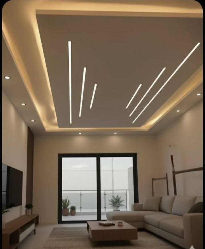 Salon avec faux plafond à gorge LED et lignes obliques