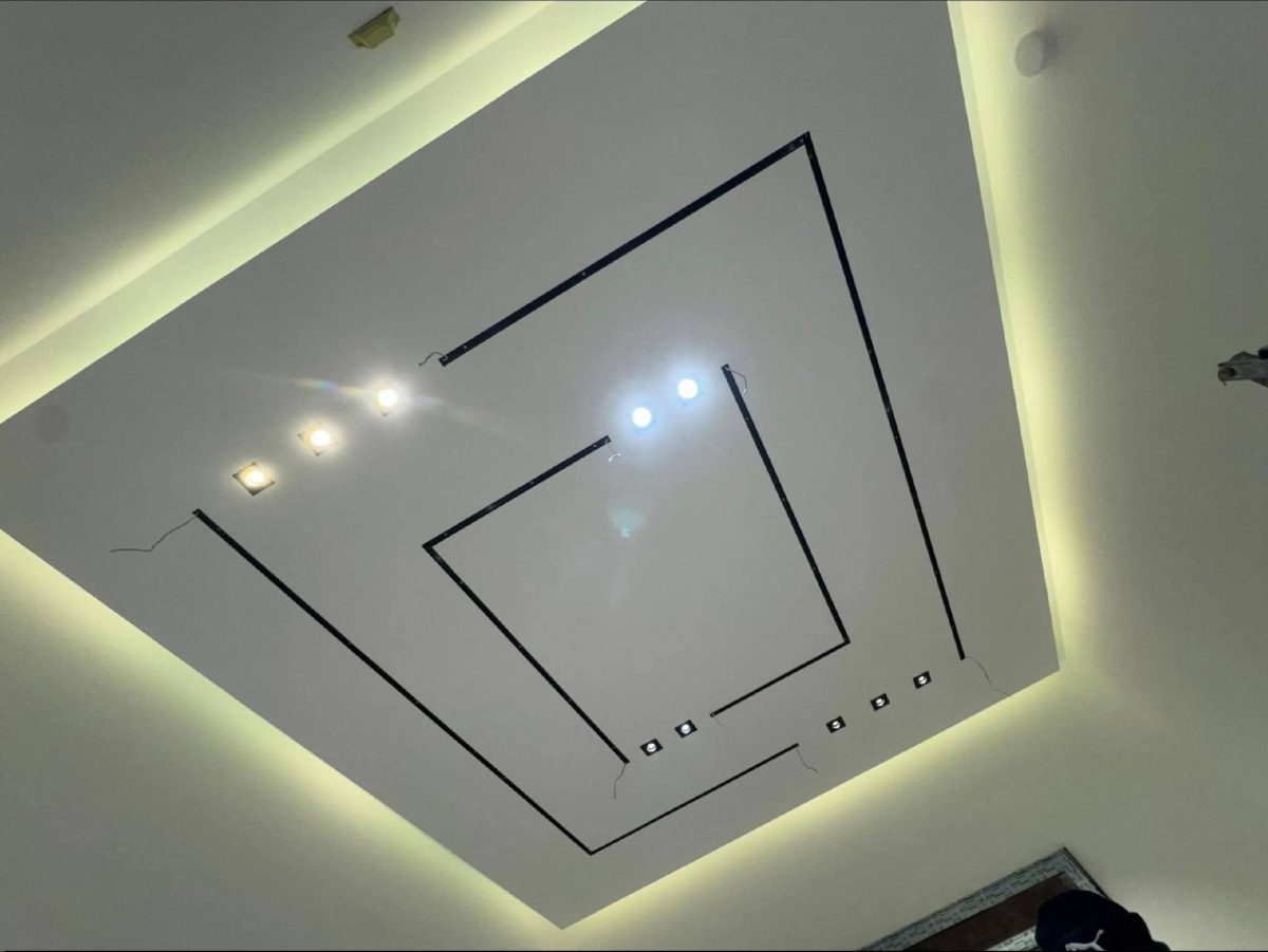 Faux plafond à cadres concentriques, lignes LED et gorge jaune