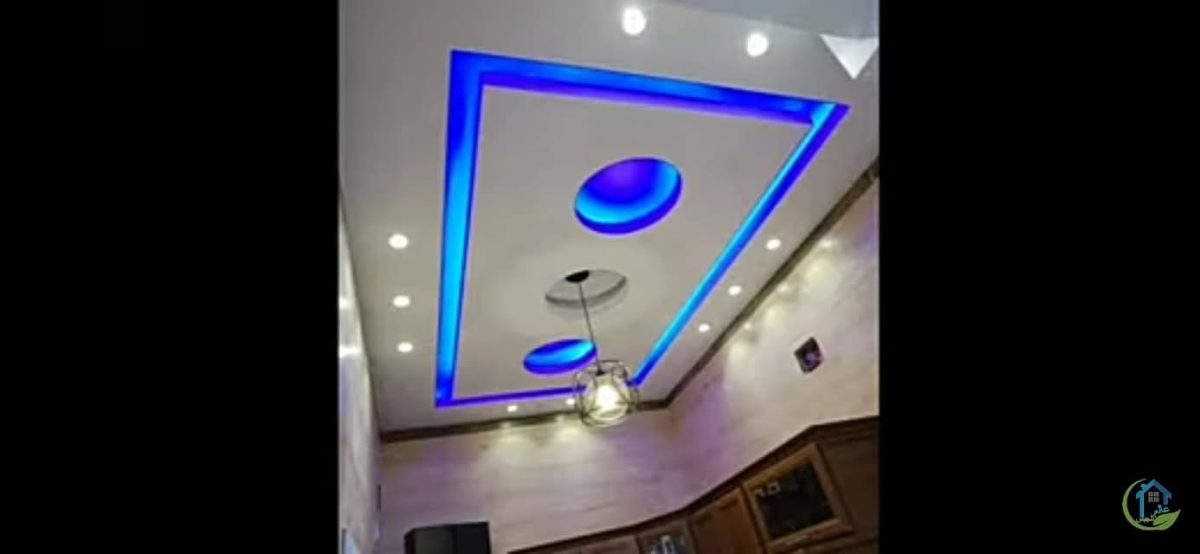 Faux plafond à cadre LED bleu et disques ovales