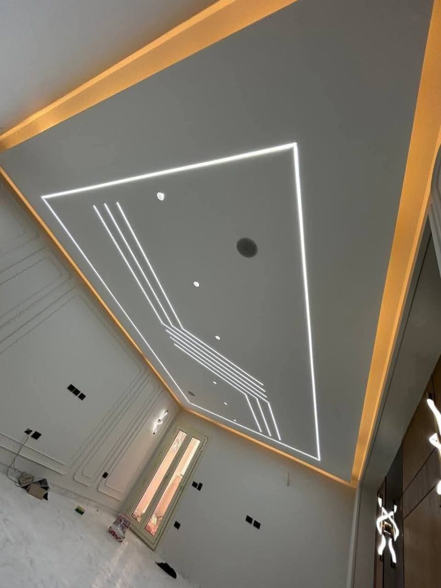 Faux plafond en plâtre à retombée trapézoïdale et lignes lumineuses LED