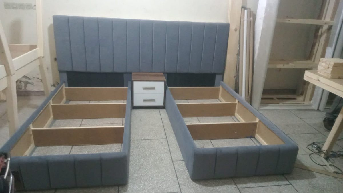 Cadres de lit capitonnés en tissu gris avec têtes de lit