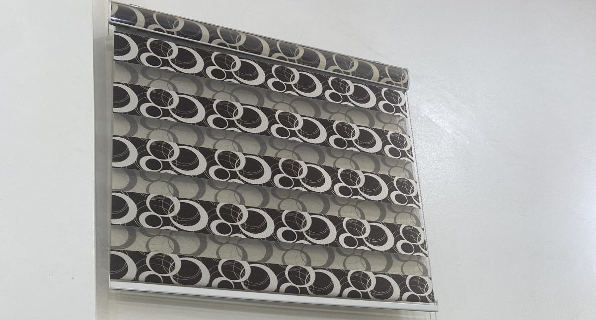 Store enrouleur jour-nuit à motif de cercles gris et noir