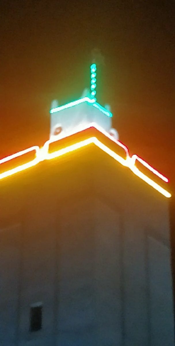 Bâtiment illuminé de guirlandes néon LED de nuit