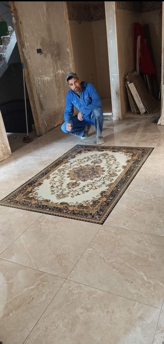 Sol carrelé effet marbre beige avec tapis décoratif