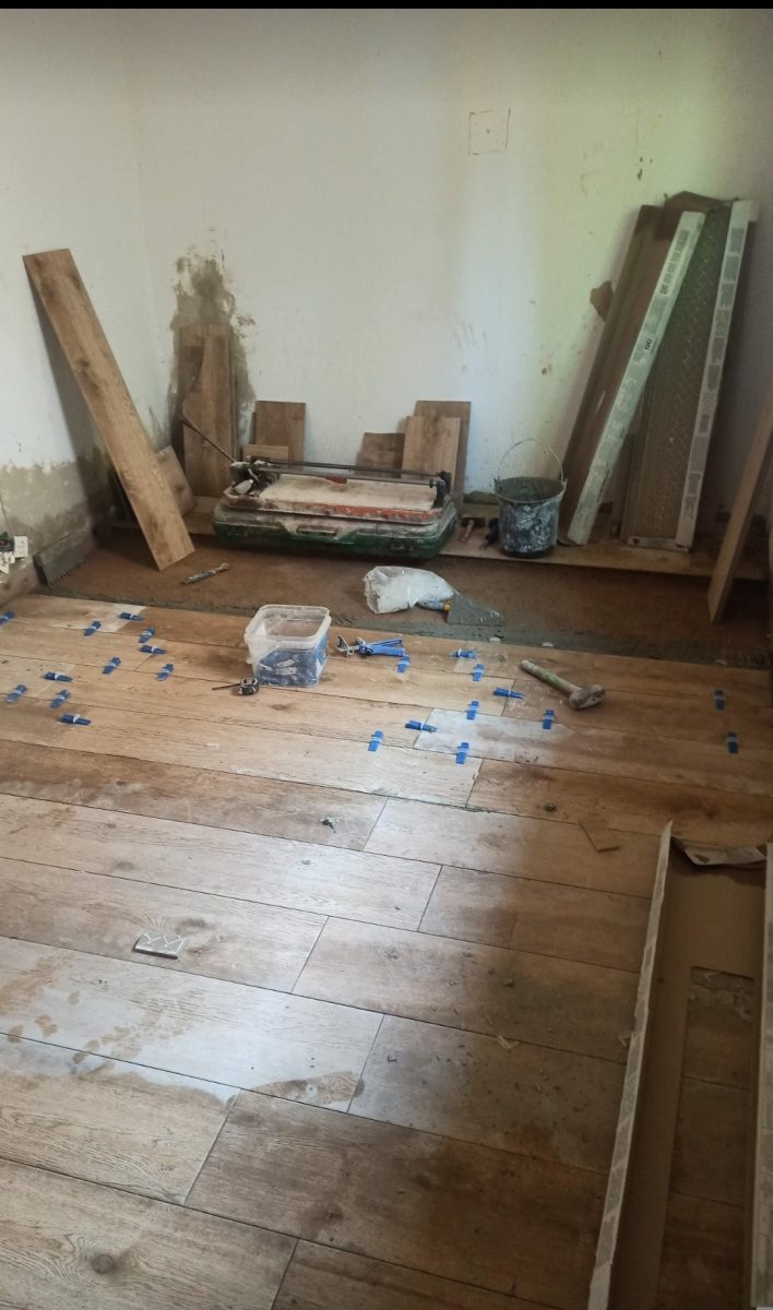 Pose de carrelage effet parquet bois au sol