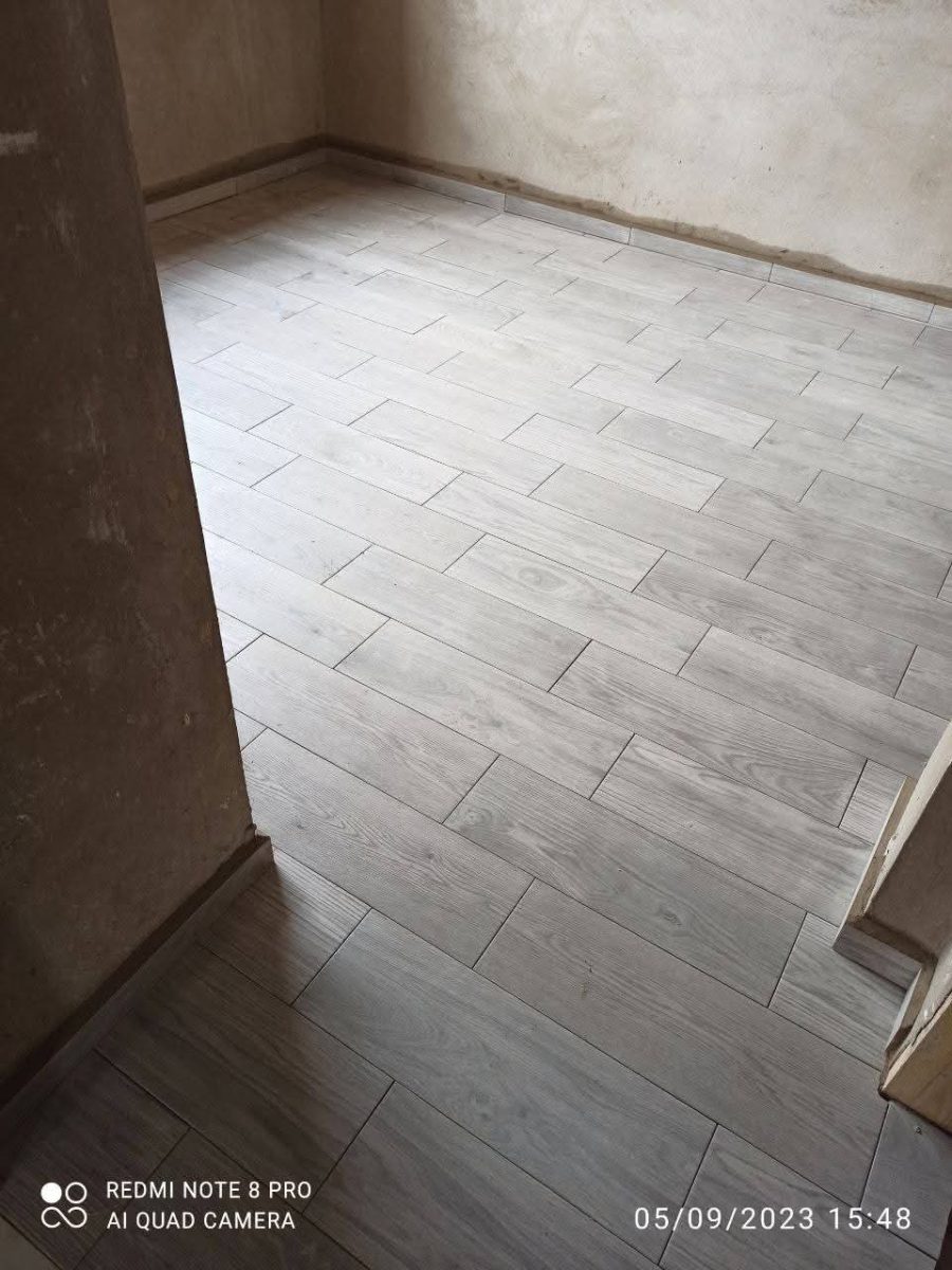 Sol carrelé effet parquet bois gris en pose décalée