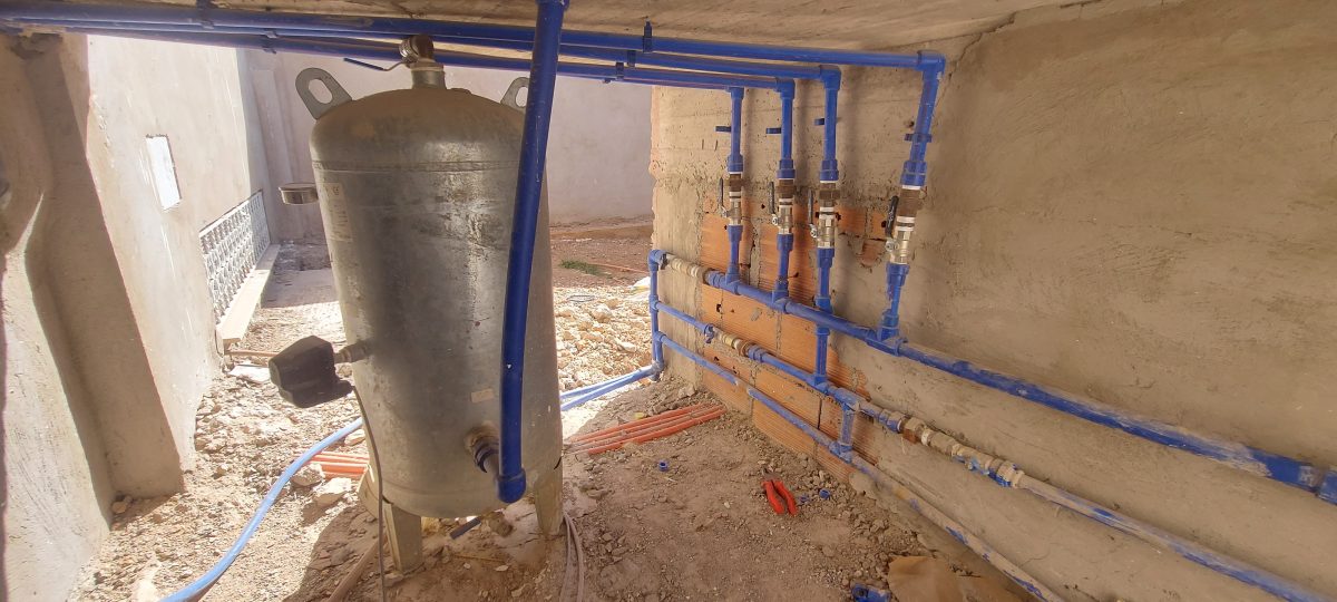 Tuyauterie PPR bleue, vannes laiton et ballon surpresseur sur chantier