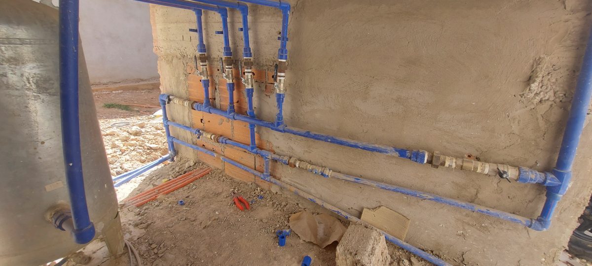 Réseau de distribution d'eau en tubes PPR bleus avec vannes