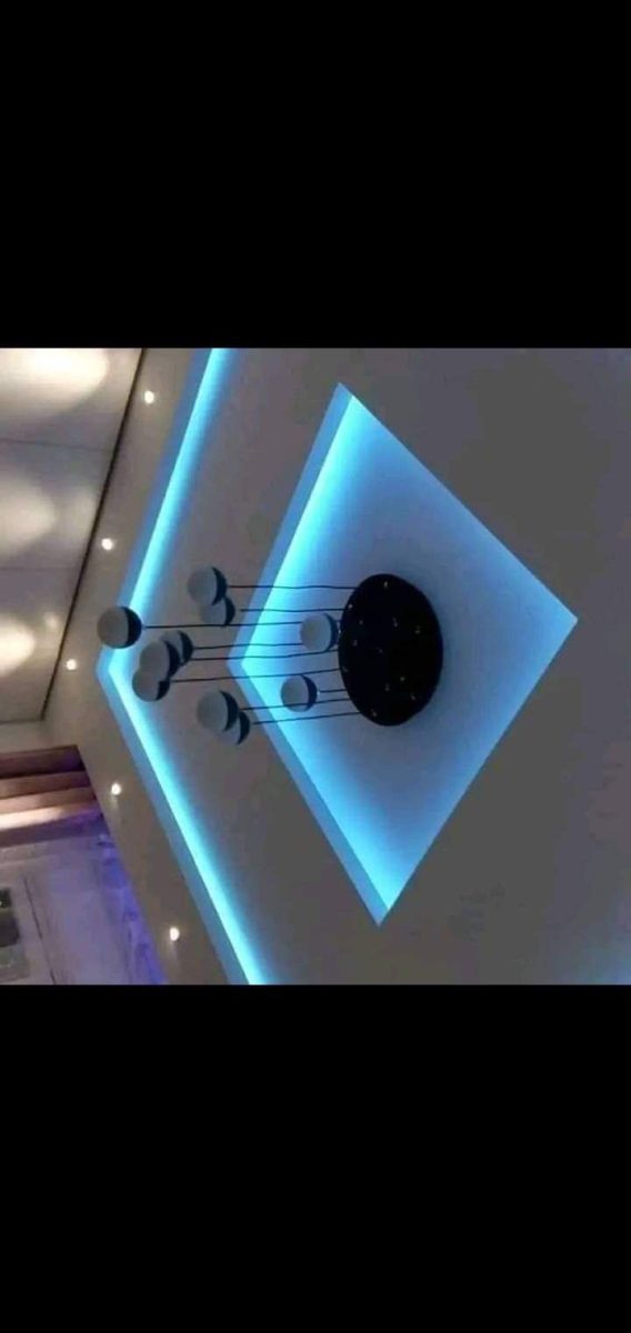 Faux plafond à losange rétroéclairé LED bleu avec suspension
