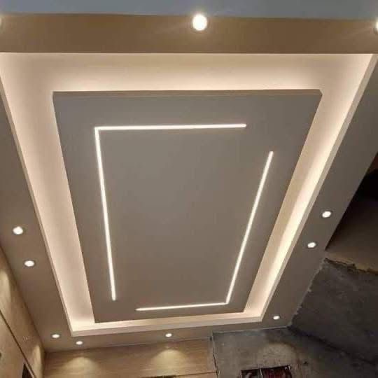 Faux plafond à cadre trapézoïdal gris et blanc à lignes LED