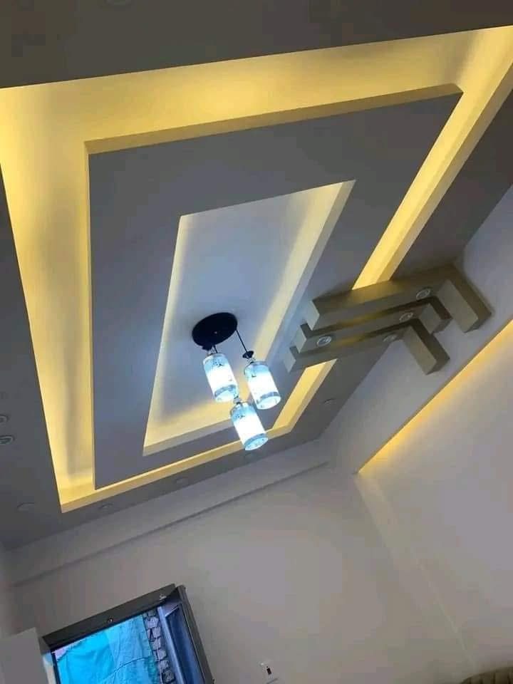 Faux plafond à double cadre LED jaune avec étagères et suspension