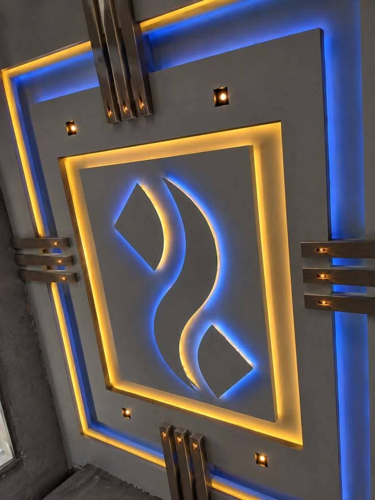 Faux plafond gris à cadre LED bleu-jaune et motif central
