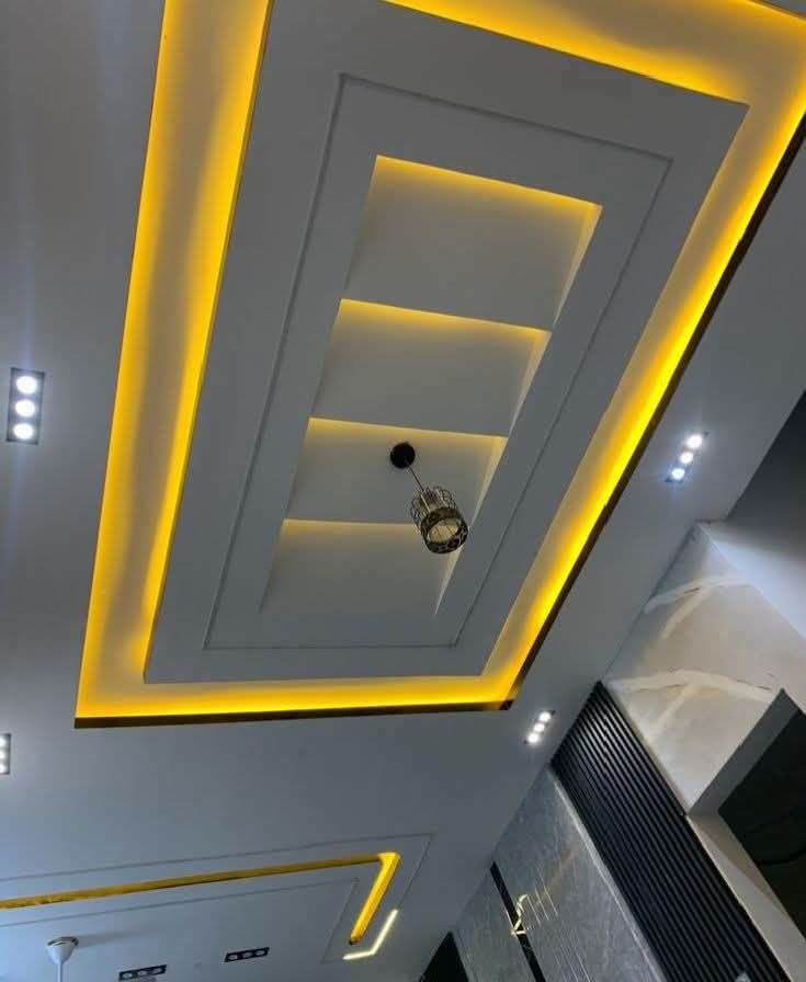 Faux plafond à cadres concentriques LED jaune et suspension