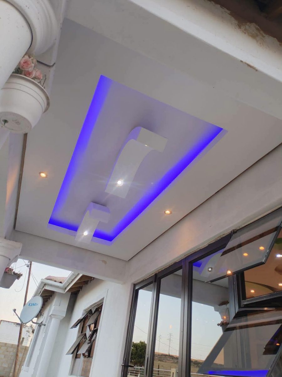 Faux plafond de terrasse en plâtre à caisson pyramidal et LED bleu