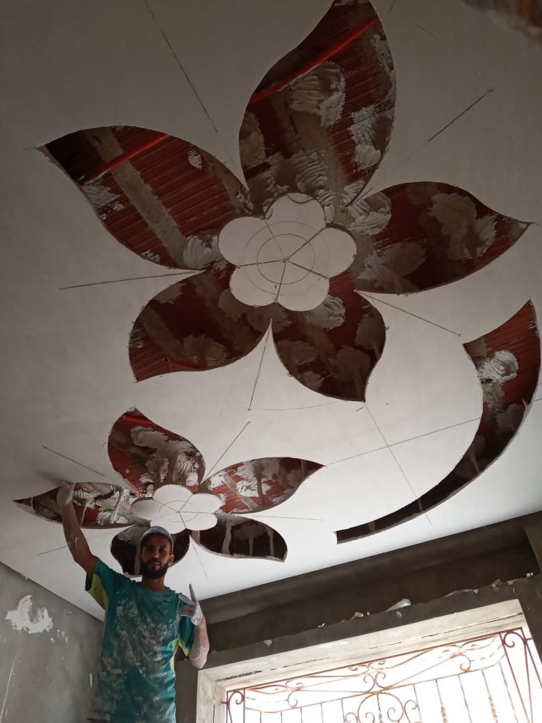 Motif de fleur en plâtre en cours de sculpture au plafond