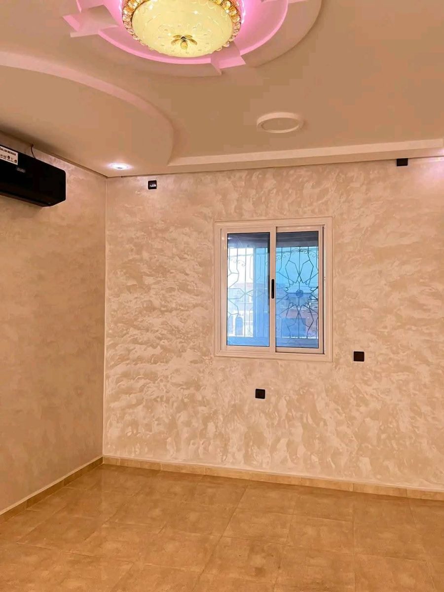 Pièce en peinture décorative crème avec faux plafond à rosace LED