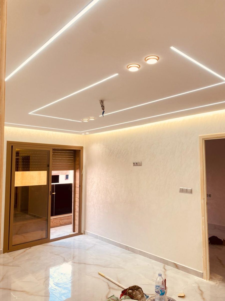 Pièce en peinture décorative nacrée crème avec faux plafond LED