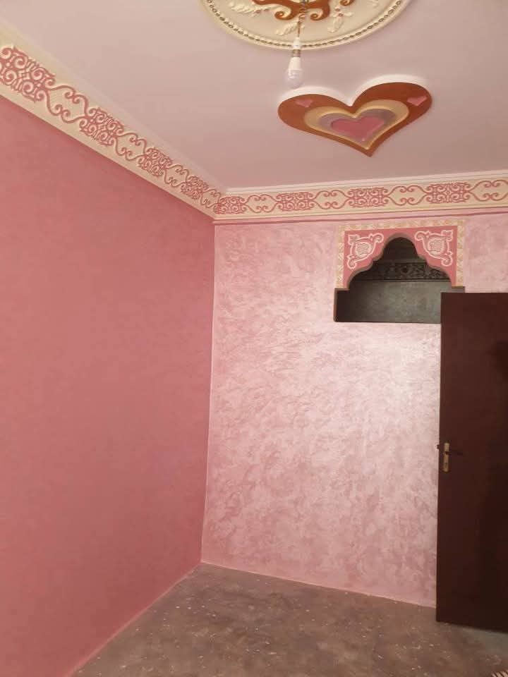 Chambre en peinture décorative rose avec faux plafond à cœur et niche