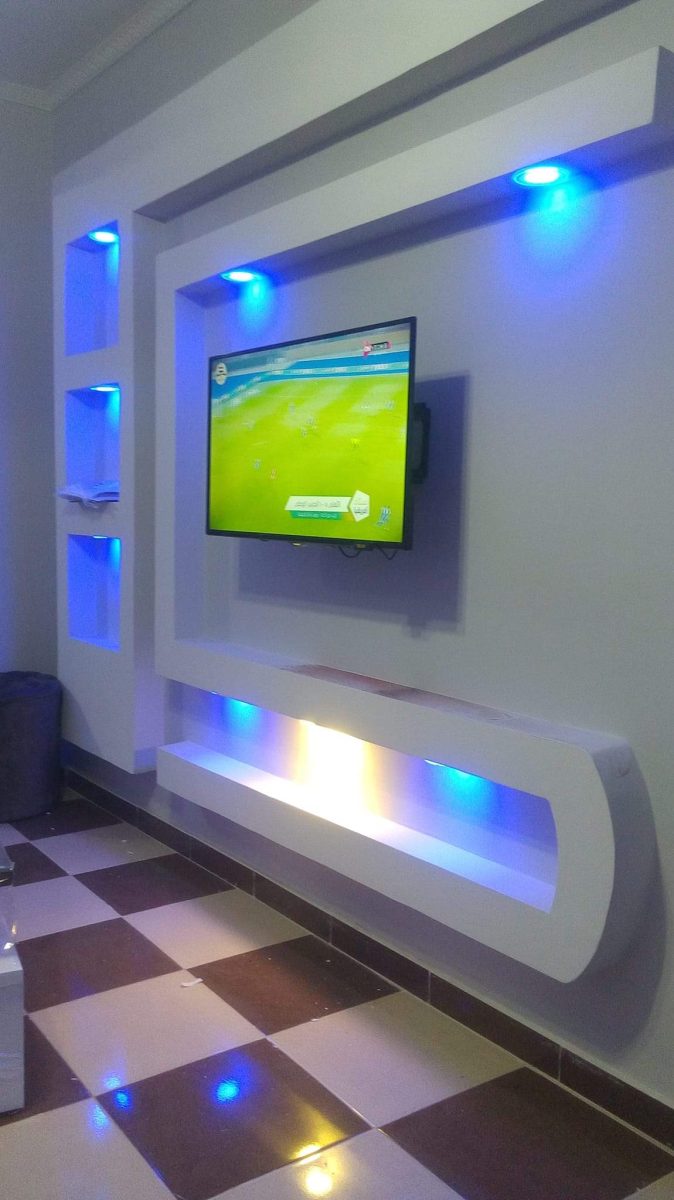 Meuble TV mural en plâtre à niches rétro-éclairées LED bleu