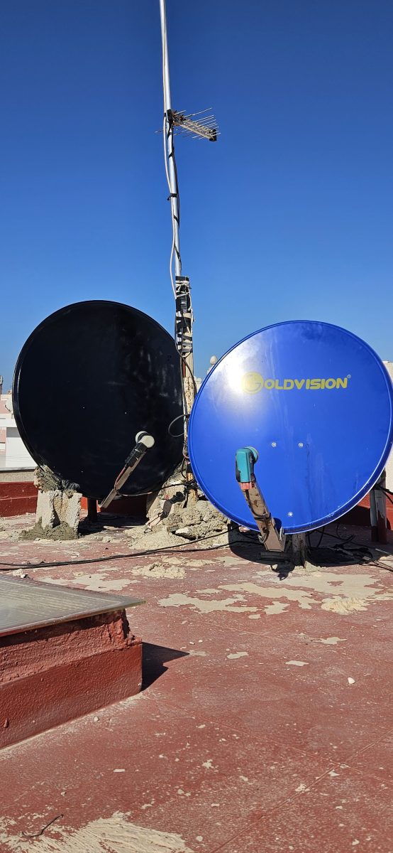 Paraboles satellite et antenne rateau sur un mat de terrasse