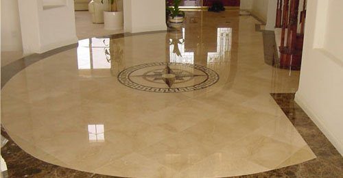 Sol de hall en marbre beige avec rosace incrustée centrale