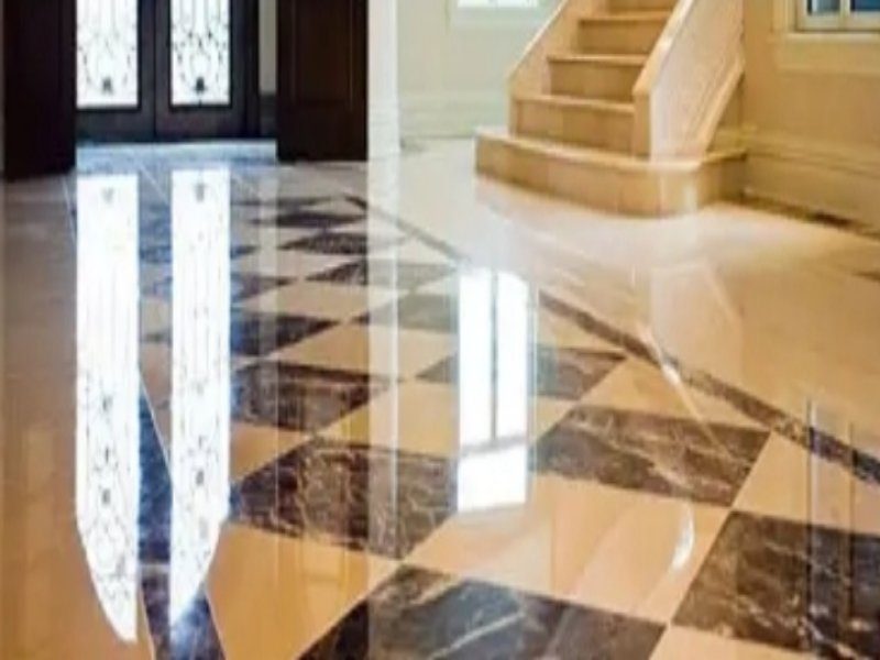Hall au sol en marbre damier beige et marron avec escalier