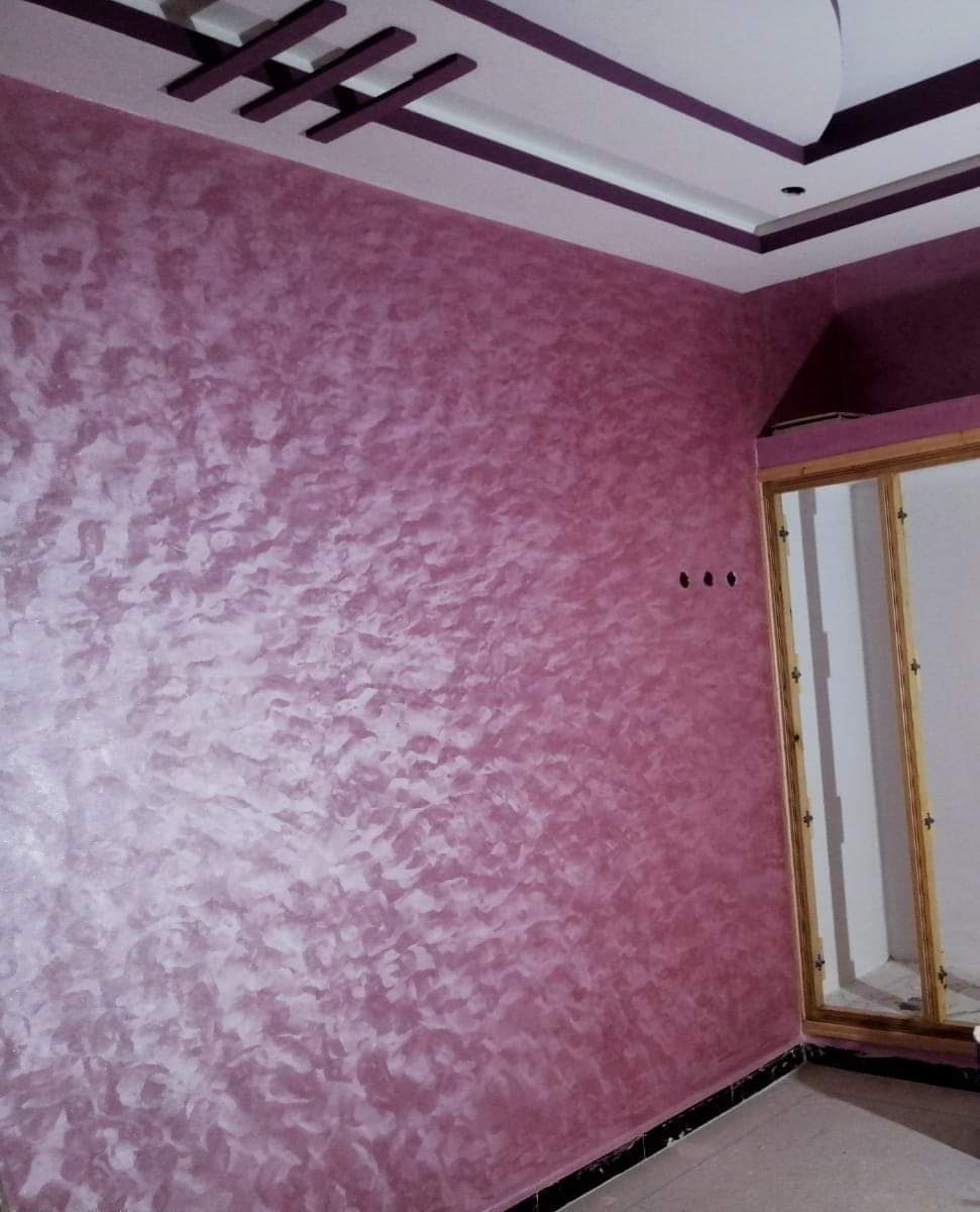 Mur en peinture décorative nacrée rose avec faux plafond géométrique