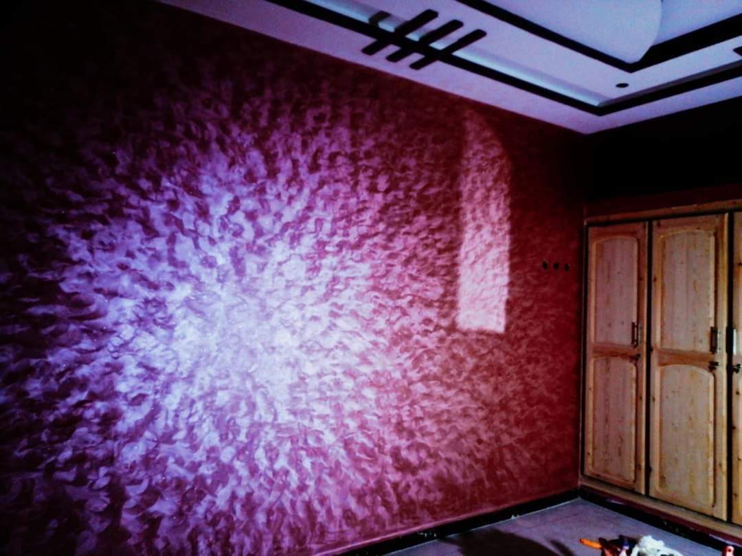 Mur en peinture décorative nacrée effet nuage bordeaux et argenté