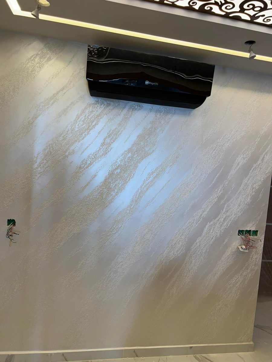 Mur en peinture décorative métallisée striée argentée-beige