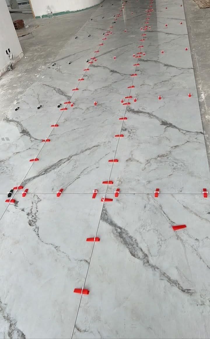Pose de carrelage grand format effet marbre avec croisillons