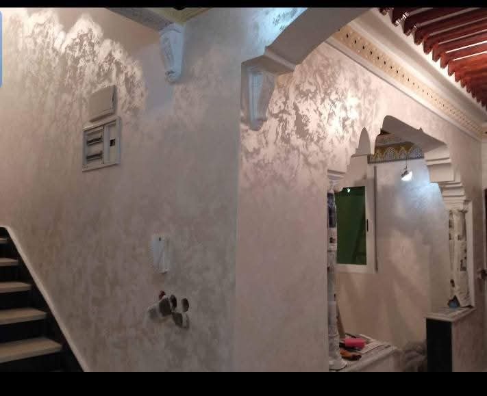 Cage d'escalier en peinture décorative nacrée avec arche en plâtre
