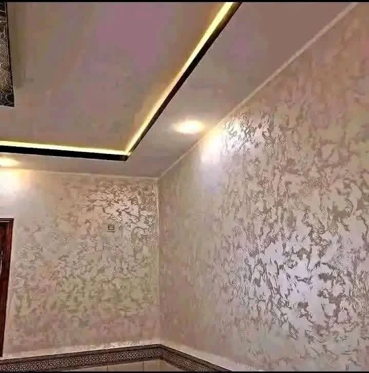 Mur en peinture décorative métallisée argentée avec faux plafond LED