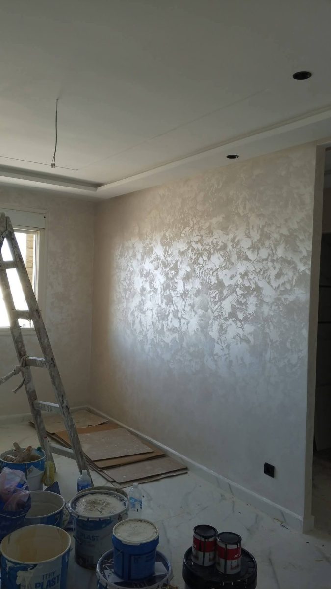 Mur en peinture décorative métallisée argentée, en cours de finition