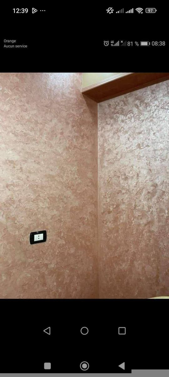 Mur en peinture décorative effet marbré rose-beige