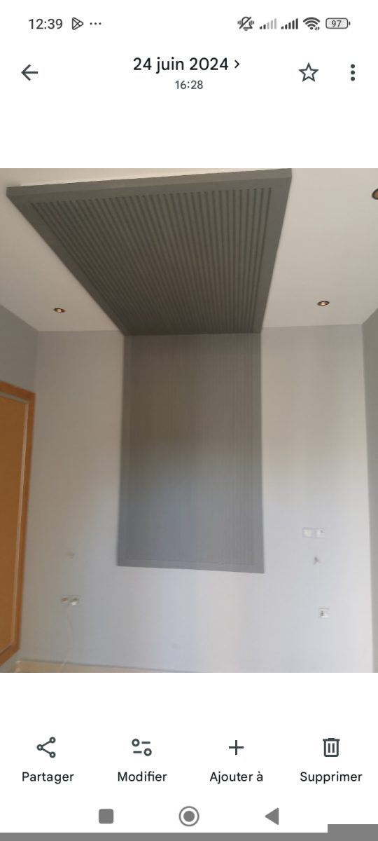 Habillage en tasseaux gris en retombée L avec spots