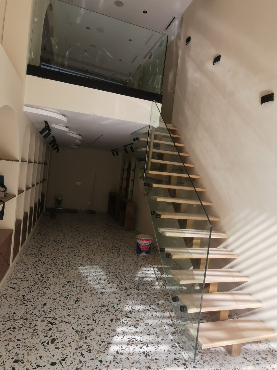 Escalier suspendu à garde-corps en verre avec mezzanine vitrée
