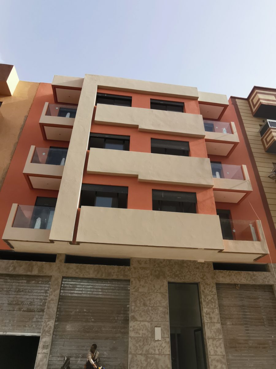 Façade d'immeuble à balcons en verre et menuiseries aluminium noir
