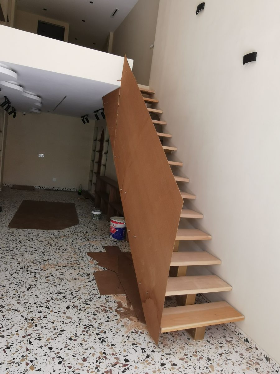 Escalier suspendu à marches en bois, en travaux