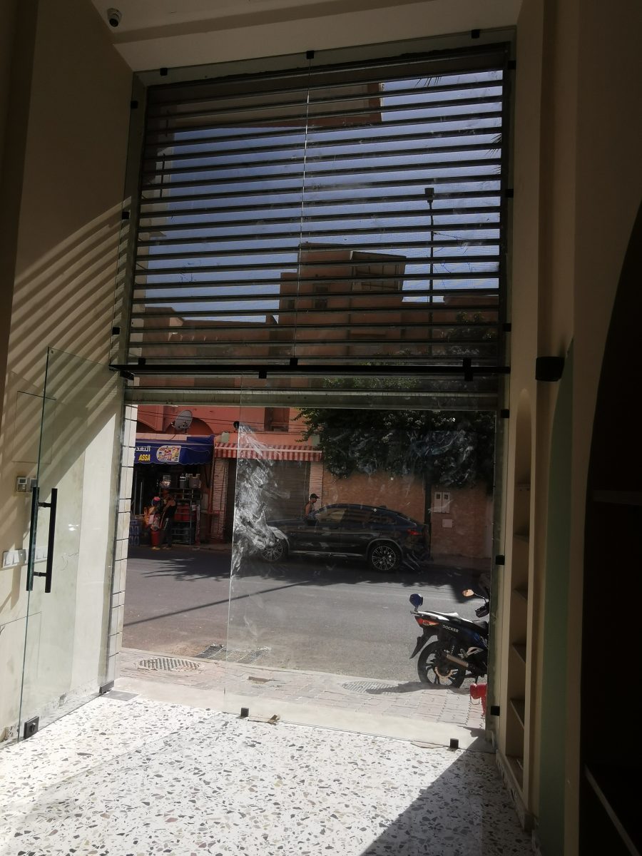 Devanture de magasin vitrée à ossature fine avec porte pivotante