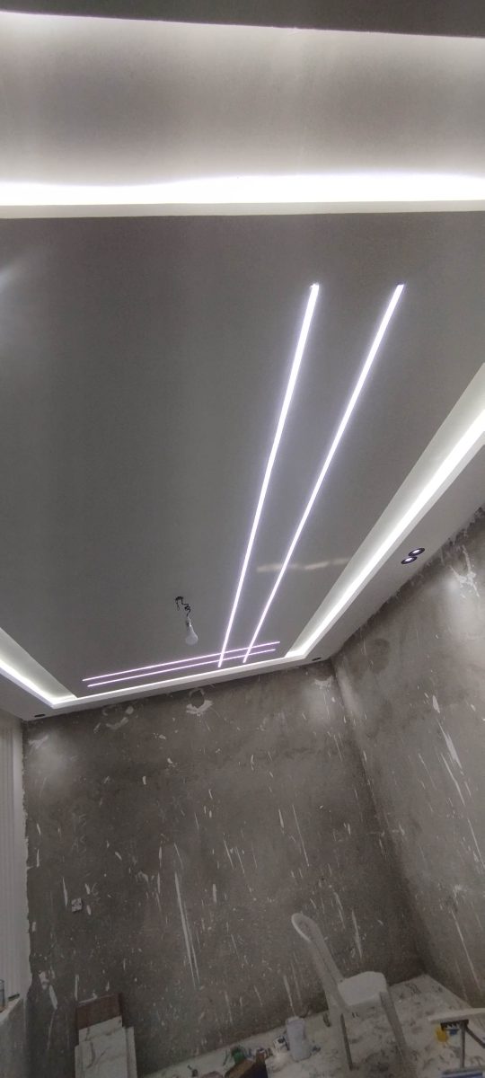 Plafond à lignes lumineuses LED en faisceau convergent