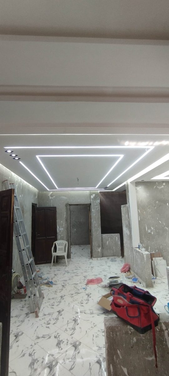 Faux plafond à lignes lumineuses LED en cadre trapézoïdal