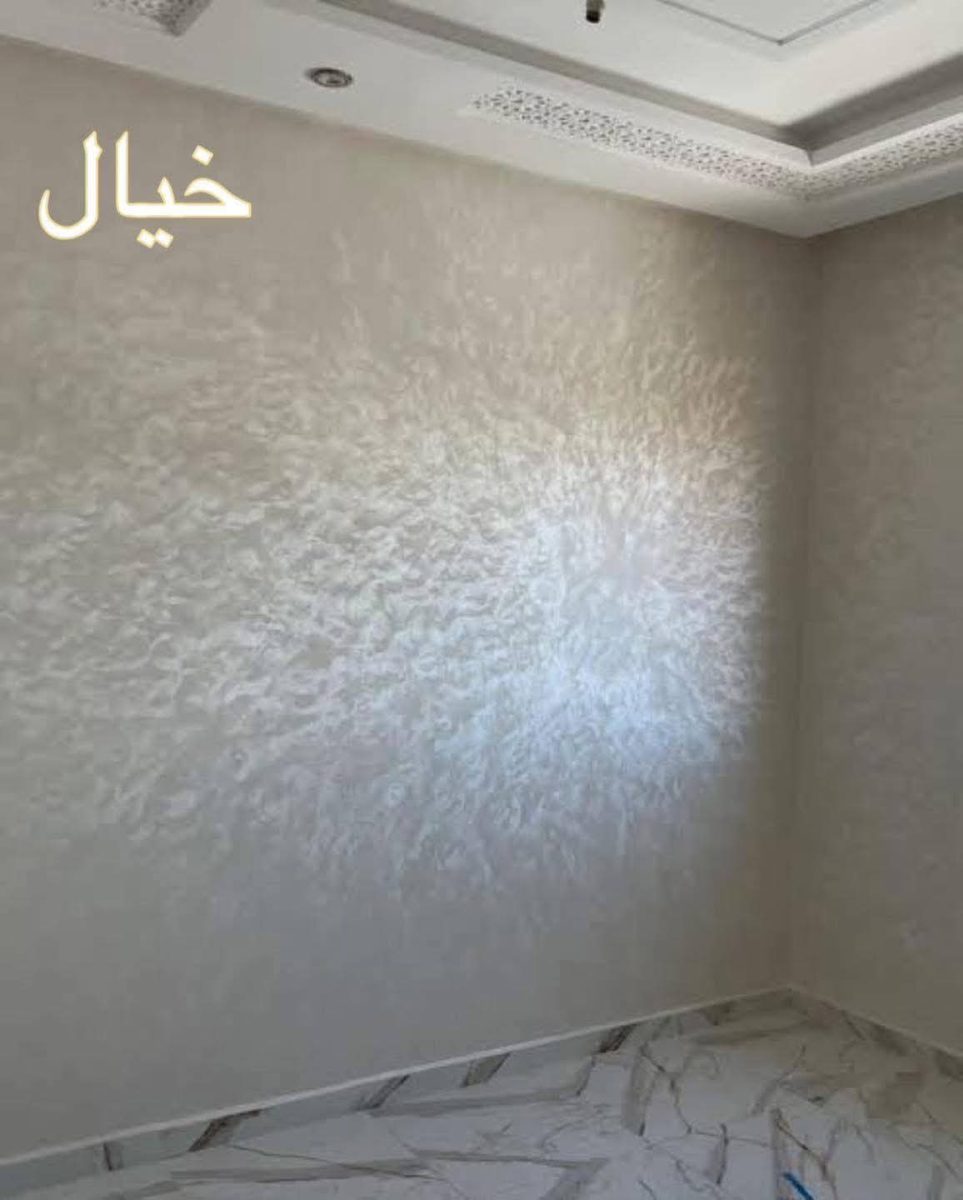 Mur en peinture décorative nacrée effet nuage avec faux plafond ajouré