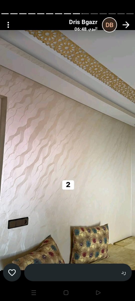 Mur en peinture décorative nacrée ondulée avec frise arabesque dorée