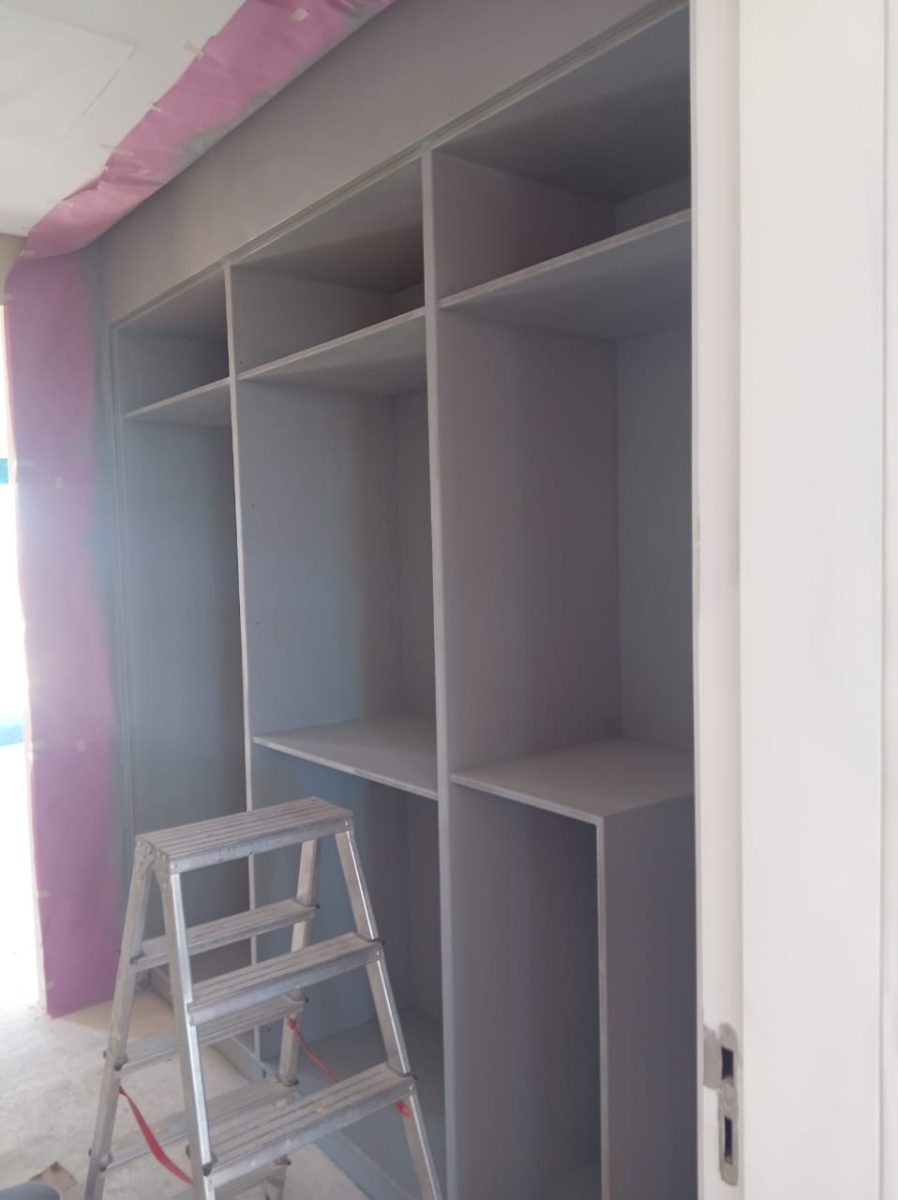 Dressing encastré à caissons gris, en cours de pose